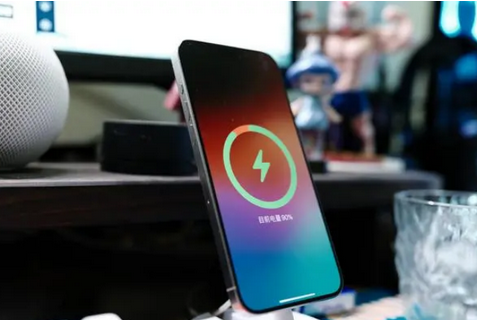 三山苹果15换屏服务分享用什么充电器给iPhone15充电更好 